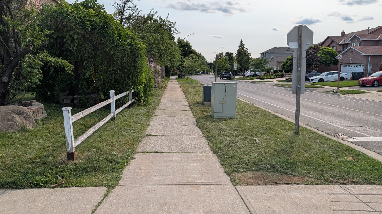 Neat Edged Sidewalk Lawn After Service Streetsville